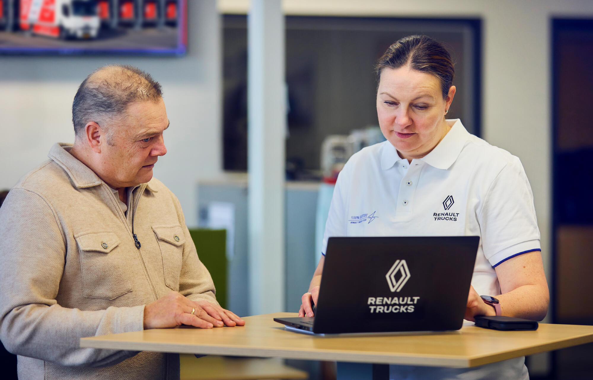 Renault Trucks is producing a series of customer testimonials highlighting: - its expertise in supporting companies in decarbonising their transport fleets, - the concrete benefits for customers (environmental, economic, operational) of our advisory/consulting approach throughout their decarbonisation project, - the role of our company as a trusted partner in these complex projects. Rensa, one of the largest suppliers and wholesalers of heating and ventilation systems on the Dutch market, testifies.
