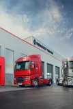 Renault Trucks T High in front of a Renault Trucks garage