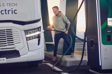 Renault Trucks E-Tech T 780: at a charging station