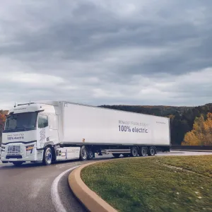 Renault Trucks E-Tech T 780: driving through a roundabout