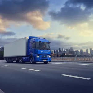 Renault Trucks E-Tech T 585 on the road