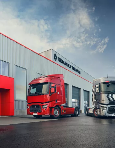 Renault Trucks T High in front of a Renault Trucks garage