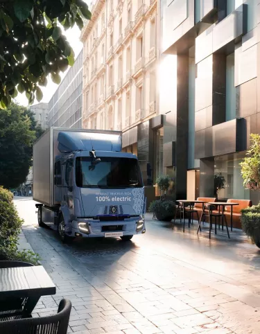 Renault Trucks E-Tech D 12 t / D 14 t in a narrow street in the city centre