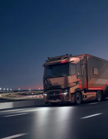 Renault Trucks T-High on the road by night