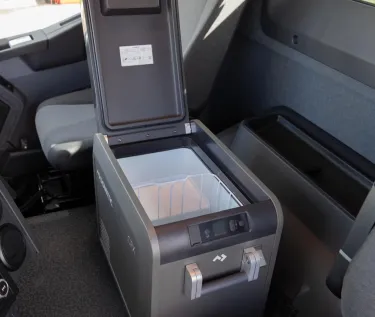 Stay cool — both inside the cab and outside — thanks to the DOMETIC CFX5 fridge, fitted as standard in day cabs. Capacity: 25 L. Temperature range: -22 °C to +20 °C. Flexible and portable